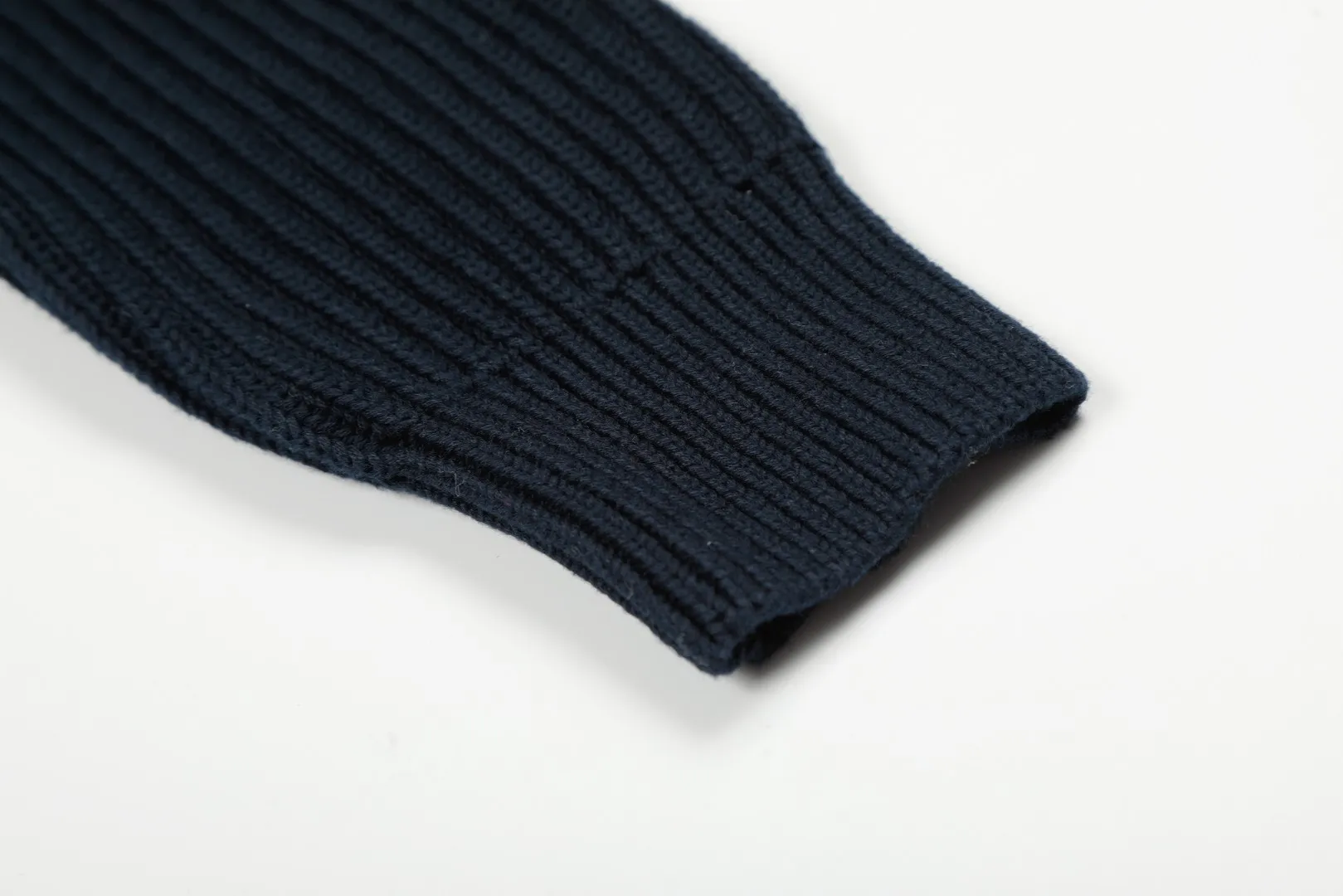P300 top quality" Style number: DS051# (not off the shelves all year round) [Ralph Lauren large lapel solid color basic full zipper goddess style knitted cardigan] ✅Ralph Lauren Lazy large lapel double zipper classic goddess style knitted new coat ✅Main supplier platform live broadcast Wholesale entity Wholesale entity Replenish when out of stock Not off the shelf ✅ZP quality 1:1 version Scan the code to enter the GF website Counter quality ✅Details and quality are the only one in Guangzhou. Imported quality cotton yarn, focusing on high-end, cost-effective, good quality needless to say. ✅Restore the original version. The maximum size can be worn up to 160 pounds. Loose, comfortable and stress-free. ✅The upper body is simple and easy to put on. A must-have for goddess ootd. Good-looking clothes are never picky. A must-have for goddesses. Recommended for wardrobe. Size: S-XL. Color: black, white, gray, navy.